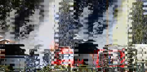 Brandweer voor een brand in bij een manege