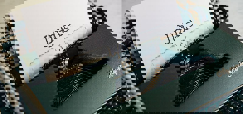 Typmachine met papier waar update op staat