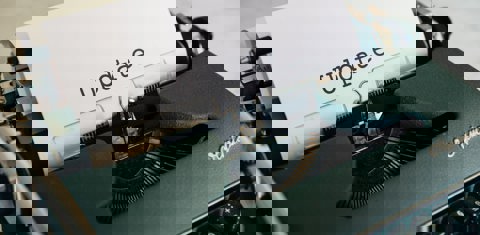 Typmachine met papier waar update op staat