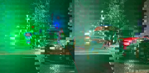 -Brandweer is bezig met het bestrijden van de brand in de kelder van het flatgebouw.