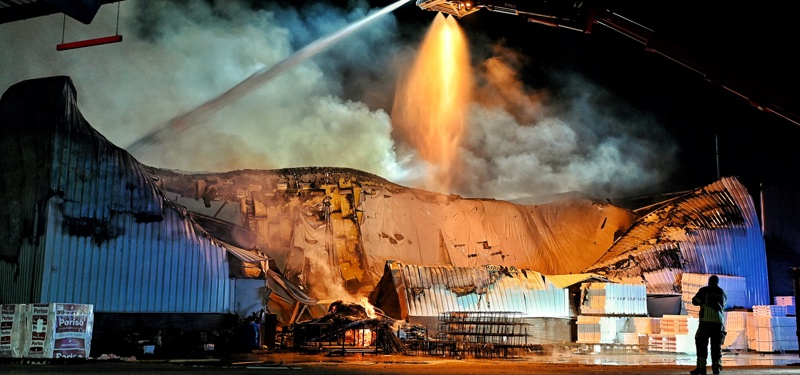 Grote brand in bedrijfspand Tilburg